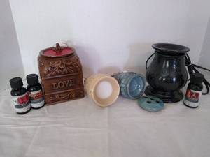 lot 2039 image: 2 wax warmers, 2 plug- in wax warmers and 3 fragranced warming oils