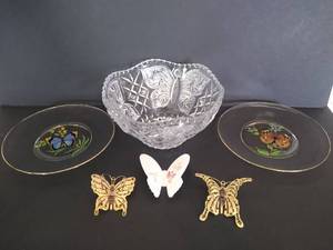 lot 2071 image: Butterfly home decor & 2 hair clips