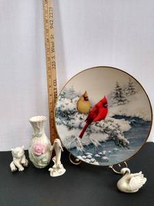 lot 2077 image: Lenox  figurines & decor plate