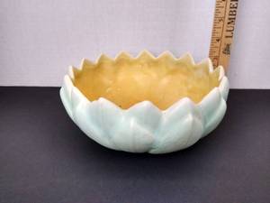 lot 2078 image: Vintage 1920s Weller pottery pumila bowl