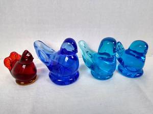 lot 2091 image: Signed glass bird figurines