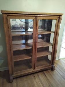 lot 2100 image: Large vintage 2 door display cabinet