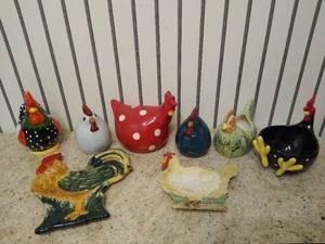 lot 2112 image: (8) Rooster kitchen decor