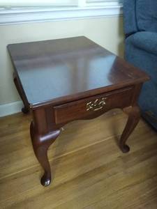 lot 1938 image: 1 Drawer wood end table
