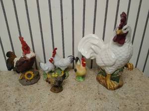 lot 2116 image: (5) Rooster kitchen decor