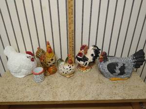 lot 2120 image: (6) Rooster kitchen decor