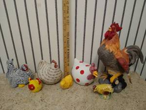 lot 2121 image: (7) Rooster kitchen decor