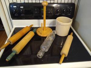 lot 2152 image: 4 -Rolling pins, paper towel holder & utensils holder