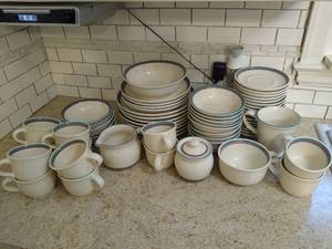 lot 2154 image: (62) Vintage Pfaltzgraff juniper dish set