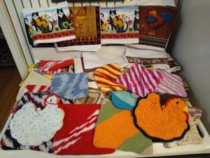 lot 2174 image: Large lot of oven mists & kitchen towels