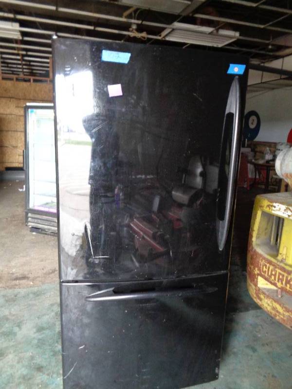 lot 06 image: GE Bottom Freezer Refrigerator