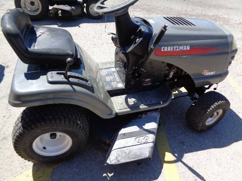 lot 18 image: Craftsman Riding Mower