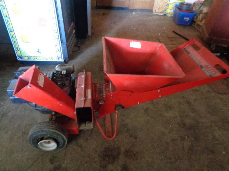 lot 28 image: MTD 8 HP Briggs and Stratton ChipperShredder