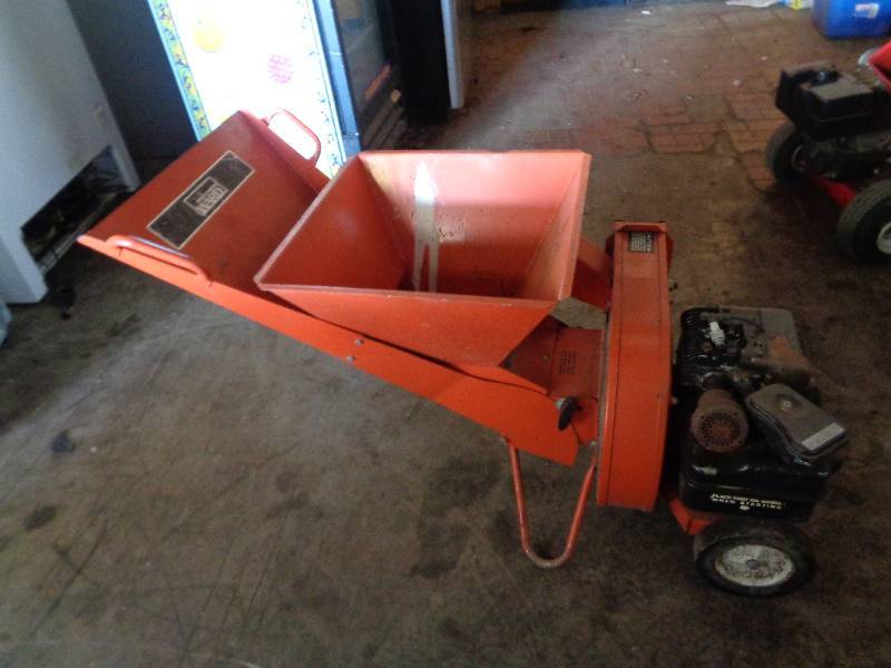lot 29 image: 8 HP Briggs and Stratton ChipperShredder.r