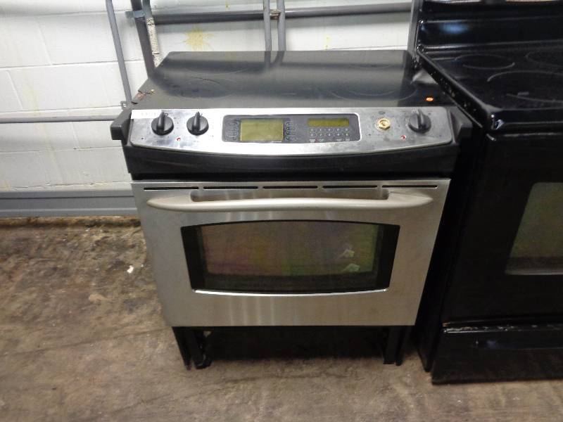 lot 36 image: Four Burner Slide in Stove