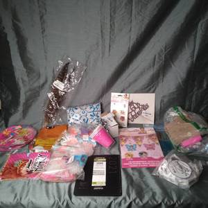 lot 25126 image: Lot Of Party Supplies