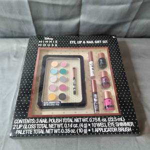 lot 25436 image: MINNIE MOUSE EYE LIP AND NAIL GIFT SET