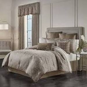 lot 22533 image: Five Queens Court Calgary Ice Comforter Set- Retail$387.99