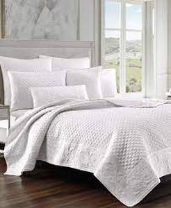 lot 22538 image: J Queen New York Zilara King Quilt Bedding