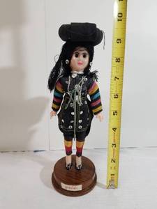 lot 2029 image: MSGT Yael Friedlander Thailand. Mary Lou Broatz. North Thai Doll.