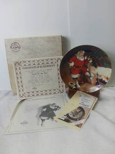 lot 3030 image: Edwin M. Knowles China Company 1989 Santa By the Fire Decorative Plate with Certificate of Authenticity