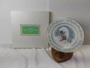 lot 3036 image: Avon 1975 Gentle Moments Plate - Mother Swan with Her Baby - By Enoch Wedgewood