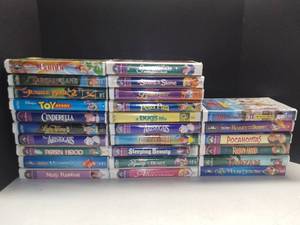 lot 3528 image: Lot of 26 Disney VHS Movies