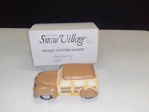 lot 3533 image: Dept. 56 Snow Village Woody Station Wagon
