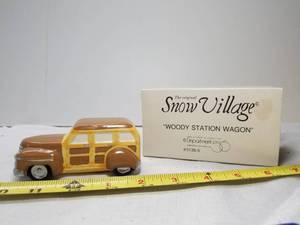 lot 2060 image: The Original Snow Village. Woody Station Wagon. Department 56.