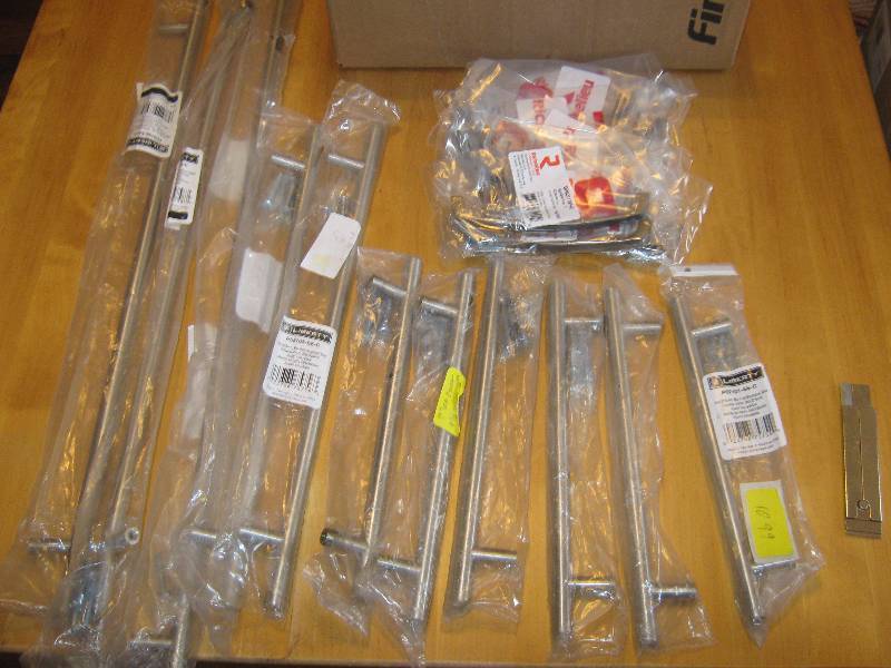 lot 3015 image: resale drawer and cabinet pulls lot
