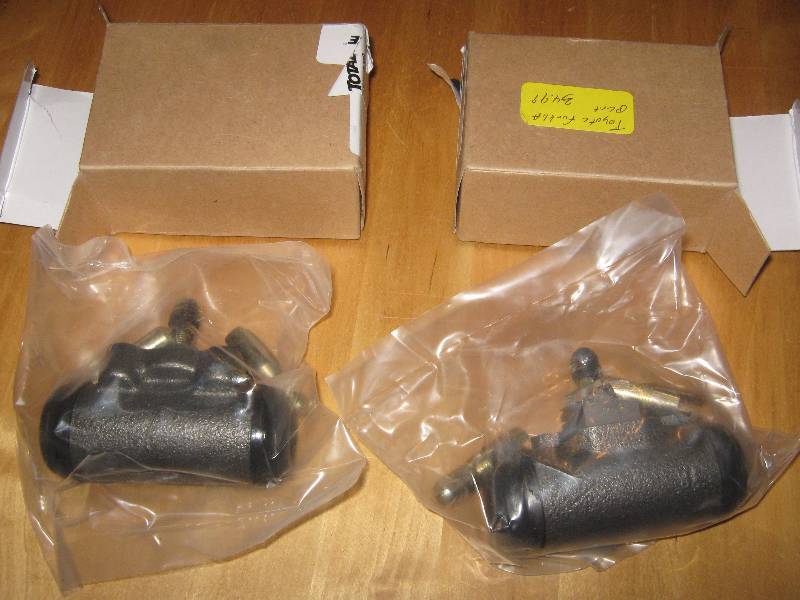 lot 3056 image: 2 ct. lot Toyota Forklift parts YT524148750 LP607-2010 Wheel Cylinder