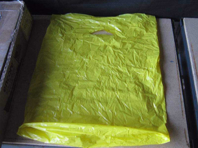 lot 3075 image: Encore Bottom gust 15 x 18 yellow shopping bags 500 ct. case