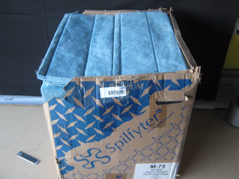 lot 3080 image: Spilfyter M-75 16 x 18 heavyweight perforated pads, oil only pads