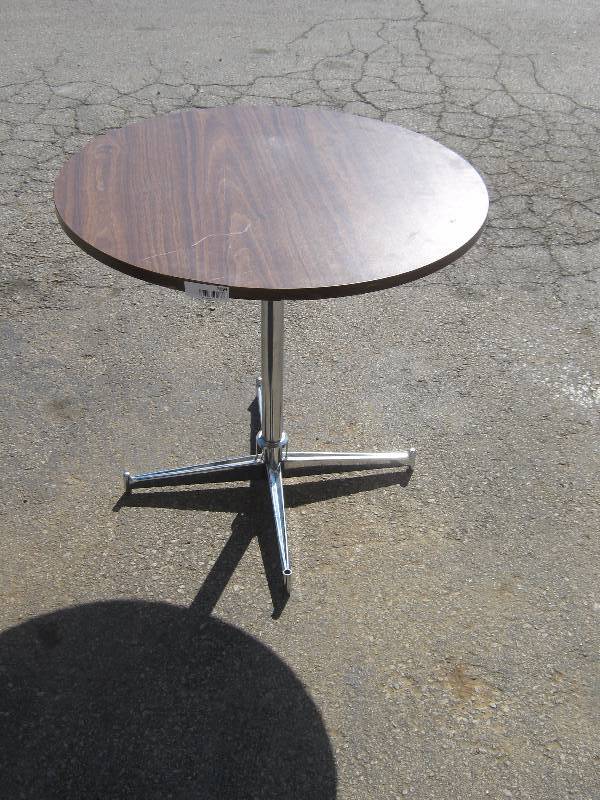 lot 3094 image: 30 round table w metal base, veneer top