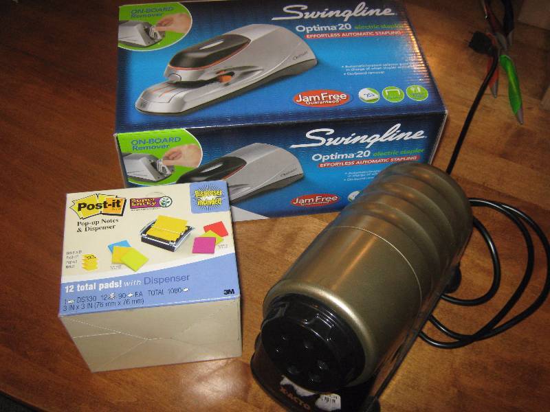 lot 3129 image: Office lot Swingline automatic electric stapler, Xacto electric pencil sharpener, Post-It Dispenser with Post-It pads (12)