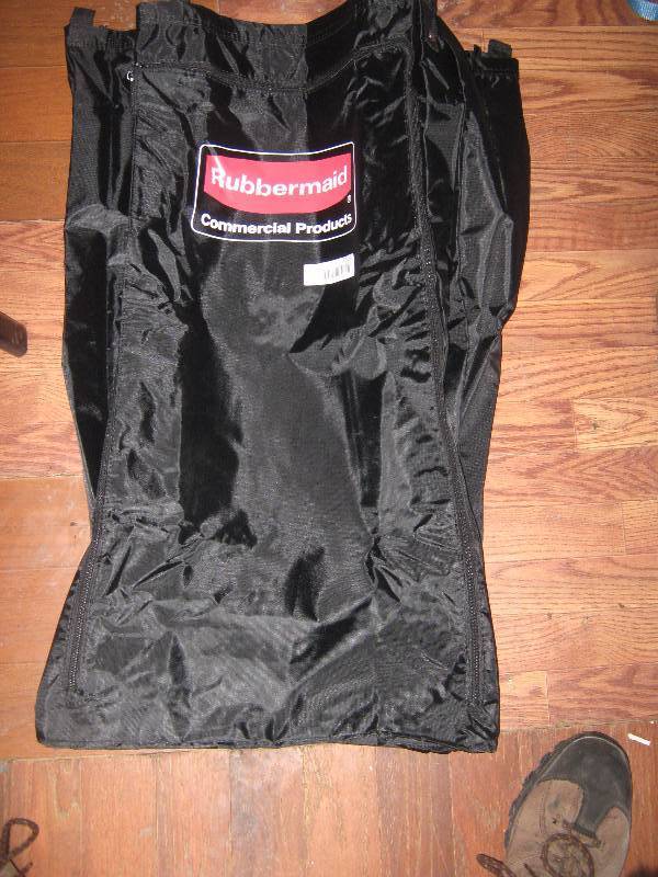 lot 3131 image: Rubbermaid Commercial Products vinyl replacement bag with zipper for janitorial cart
