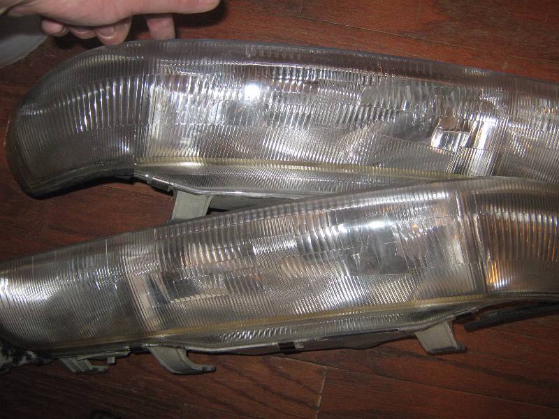 lot 3142 image: Left and Right Headlights for 1990-1993 Honda Integra, used