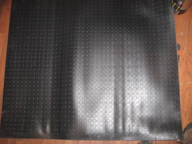 lot 3217 image: 44 x 39 padded anti fatigue mat