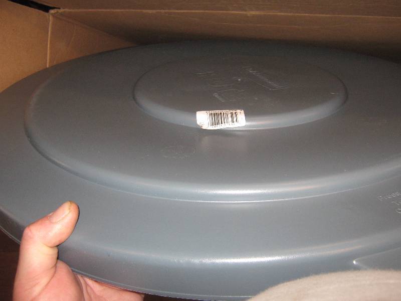 lot 3260 image: box of 2 Rubbermaid lid for brute container fg2655