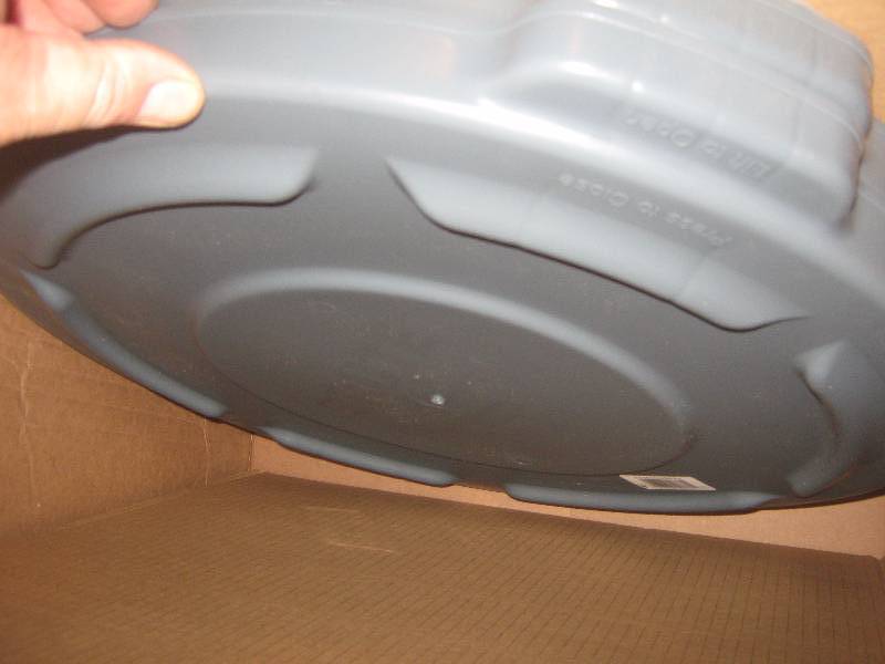 lot 3263 image: box of 2 Rubbermaid 20 gallon brute lid with drain channels