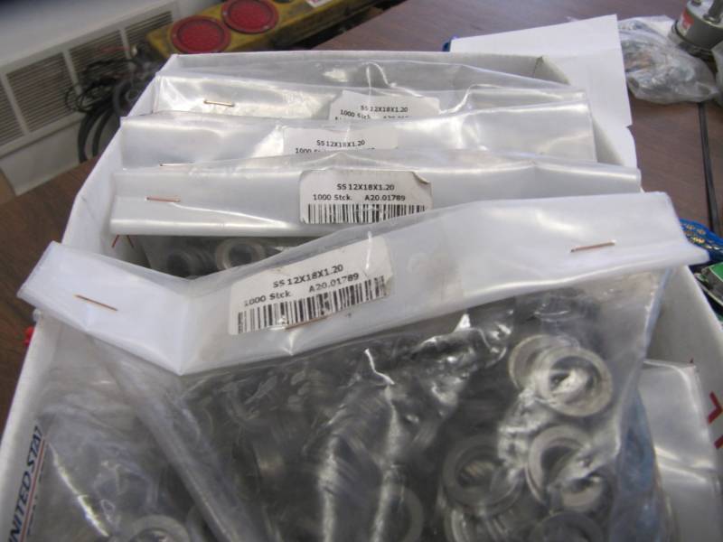 lot 1556 image: BOX OF 4000 - 12X18X1.20 STAINLESS STEEL WASHERS, A20.00793