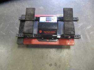 lot 4095 image: MAC Tools FTA93350 ROUND OR SQUARE  FULL OR EMPTY  Fuel Tank Adaptor Installation & Removal on Roller Cart (Tools))