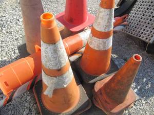 lot 4001 image: Emergency and Safety cones