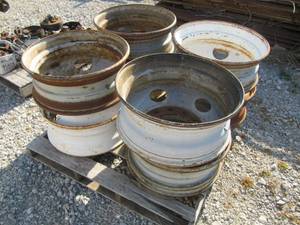 lot 4008 image: 8 HEAVY DUTY TRUCK WHEELS APPEARS TO BE 11X22.5