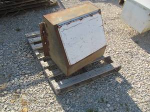 lot 4009 image: SIDE MOUNT TOOL BOX  FOR TRUCKS AND TRAILERS