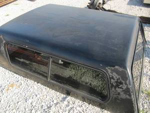 lot 4016 image: CAMPER SHELL FOR  SHORT BED PICK UP