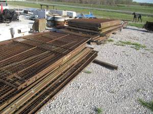 lot 4015 image: LARGE LOT OF INSIDE AND OITSIDE CAGING WITH ENTRY DOOR , POLES AND BRACES