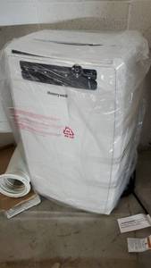 lot 47395 image: Honeywell Model MN10CHESWW - 10,000 BTU Portable HeatCool Air Conditioner wRemote - for Room up to 450 Sq. Ft - White