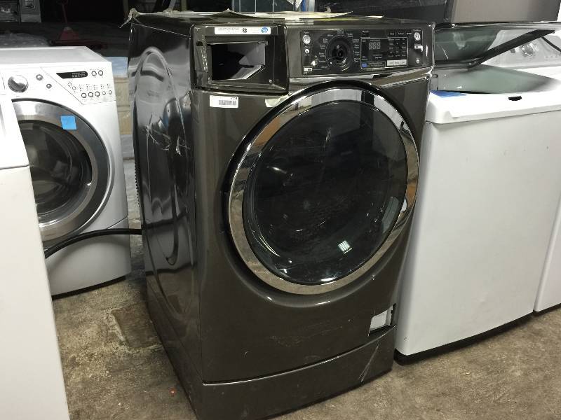 lot 7113 image: GE Appliances GFWR2705HMC 4.5 cu. ft. RightHeight Design Front-Load Washer - Metallic Carbon