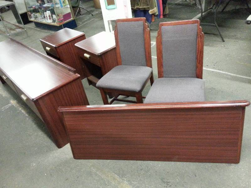 lot 1518 image: For you guys that want to feel at home when you get off the road is this almost complete bed room set from a renovated Holiday Inn or maybe a Motel 6.